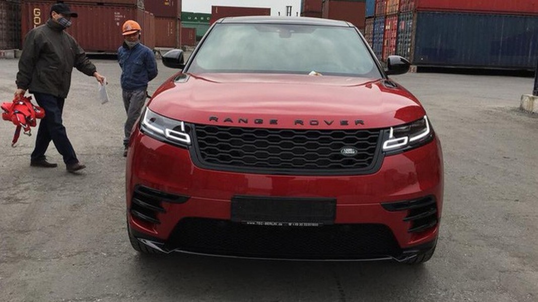 Mẫu SUV hạng sang Range Rover Velar mới vốn không có nhiều ở Việt Nam vì có giá đắt đỏ lên đến 4,89-5,09 tỷ đồng. Mới đây, một chiếc Range Rover Velar R-Dynamic đỏ tươi cực độc xuất hiện ở Việt Nam càng khiến nhiều người bất ngờ.